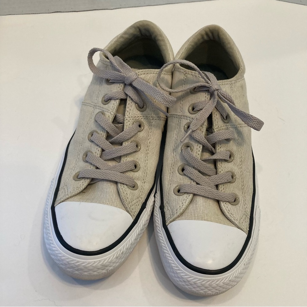 Converse Women’s Chuck Taylor Lowtops size 9